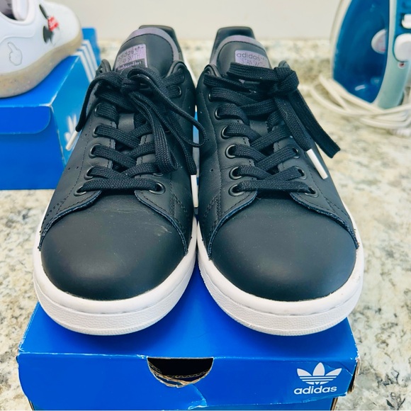 adidas Classic Black and White Sneakers M5.5/W7 - Picture 3 of 5